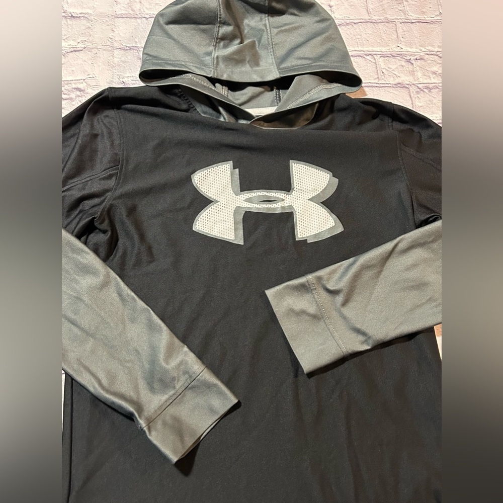 UNDER ARMOUR boys size large long sleeve hooded top